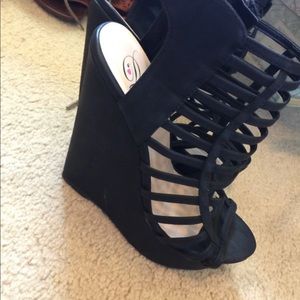 New black strapped wedges